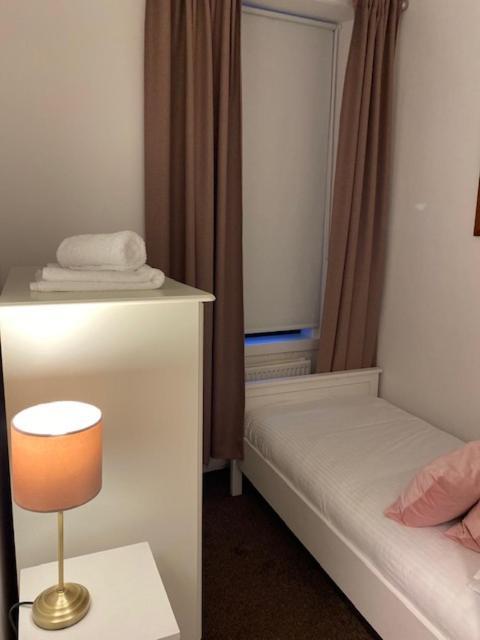 Glenfinnan - Two Bedroom Apartment Dunfermline Ngoại thất bức ảnh